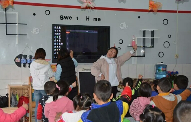 成人论坛
学生组织幼儿集体活动